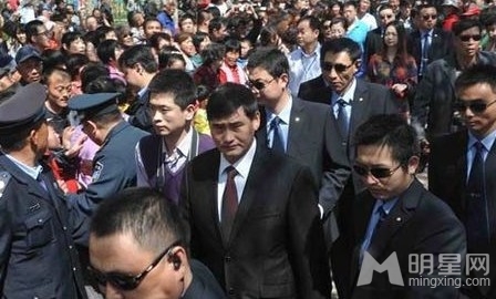 大衣哥朱之文山东耍排场 保镖护驾被疑发哥