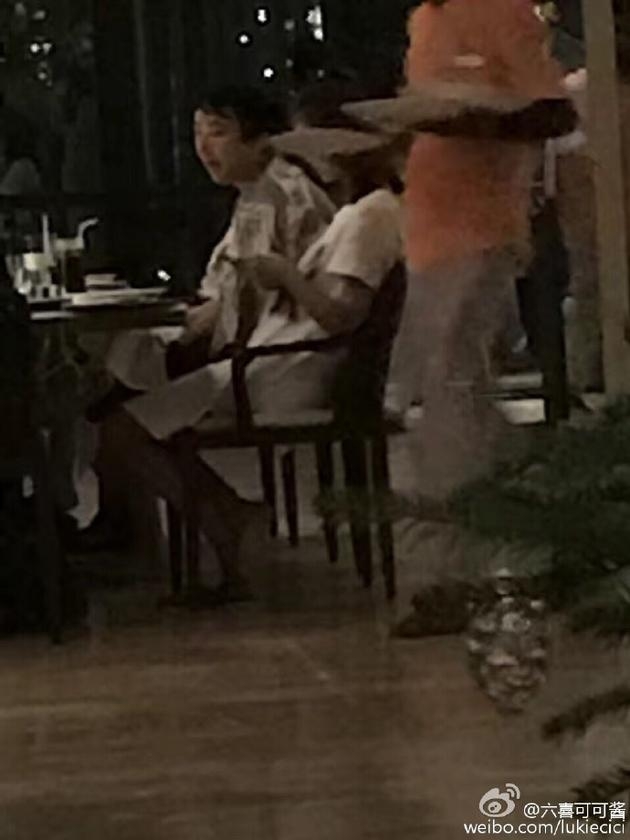 王思聪与神秘女共享晚餐