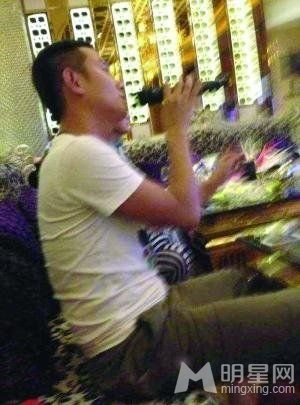 文章成都夜店寻欢被拍 与漂亮女孩聊天伴唱