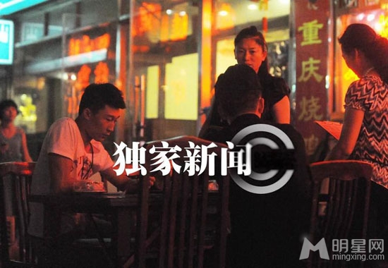 旭日阳刚刘刚携同家人吃饭 老婆儿子首现身