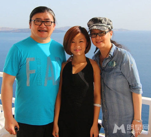 刘欢罕见全家福曝光 女儿甜美妻子优雅