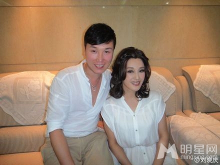 刘晓庆11日晚发布合照被指走光，后删掉重新发布