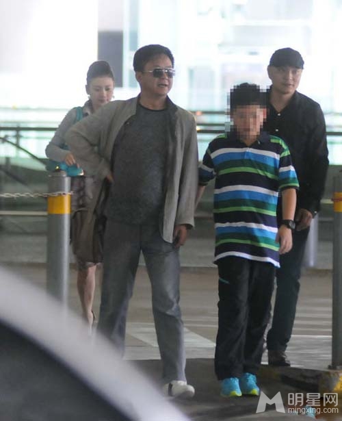 朱军抢夺父爱抱男婴 跪求妻子谭梅再生子?