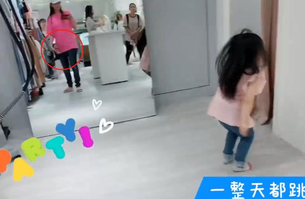 伊能静晒与女儿购物视频 小腹凸起疑怀第三胎