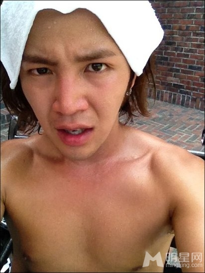 张根硕分享上半身性感裸照 天热差点被烫伤