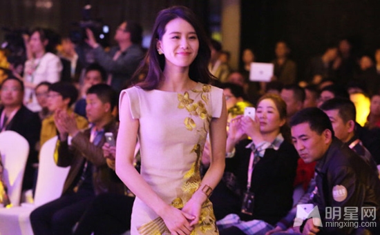 人妻刘诗诗美艳现身捞金