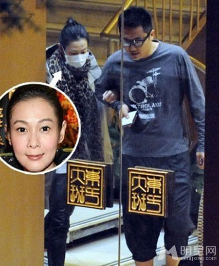 刘若英挺大肚真空买内衣 眼神鄙视店员疑挑衅