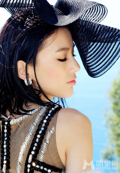 黄圣依忘却杨子觅真爱 神秘古堡留倩影