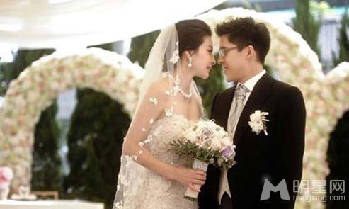 传郭晶晶婚姻亮红灯 霍启刚与嫩模吴婷演“海战门”