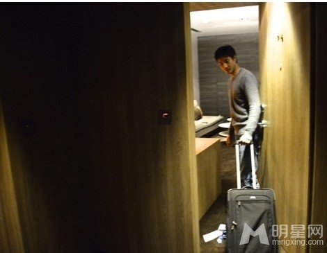 王力宏贴开房照“挑逗”粉丝：晚上就来找我吧