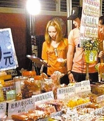 萧亚轩柯震东夜市被拍不戴墨镜口罩(图)