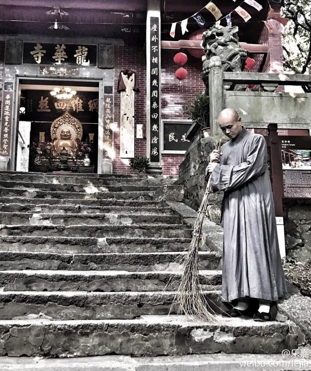 乐嘉变身扫地僧