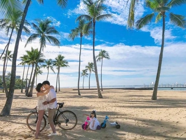 关颖一家海边度假