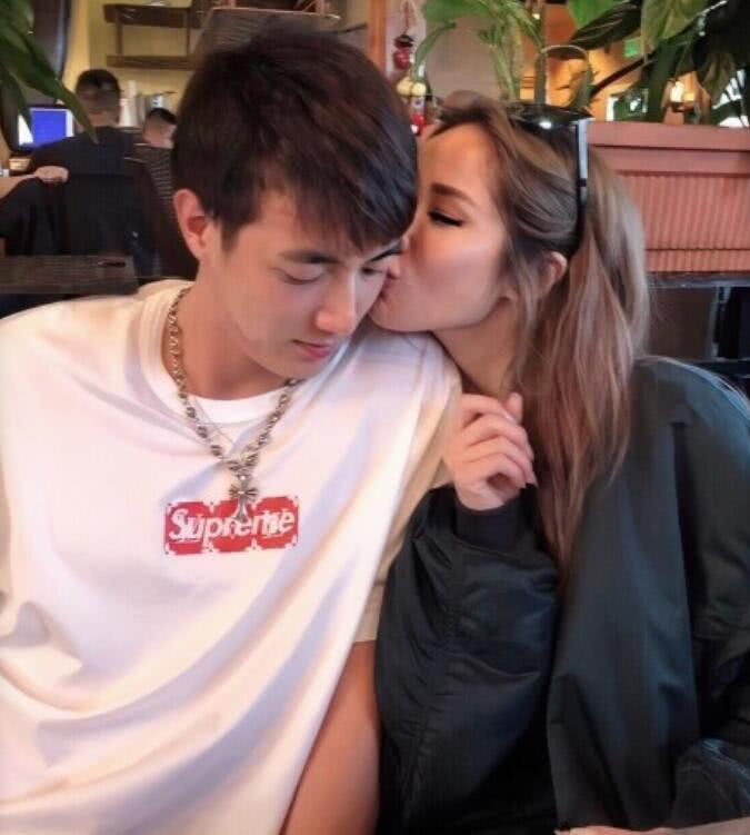 萧亚轩与新男友黄皓贴面玩亲亲 满脸都是幸福甜蜜