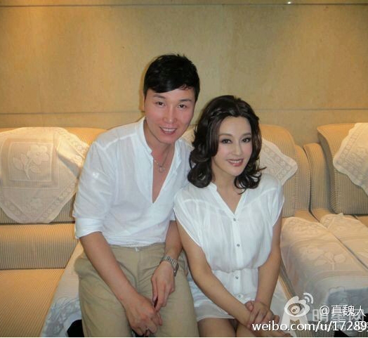 刘晓庆晒与化妆师合照遭疯狂转发 网友惊呼：没穿内裤