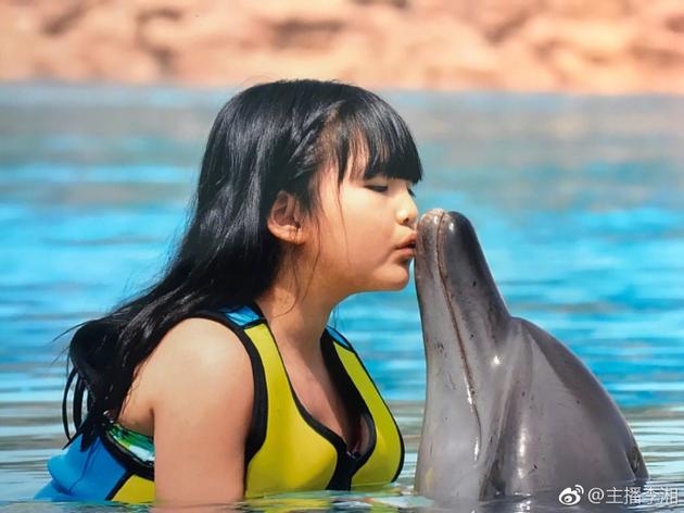 王诗龄亲吻海豚