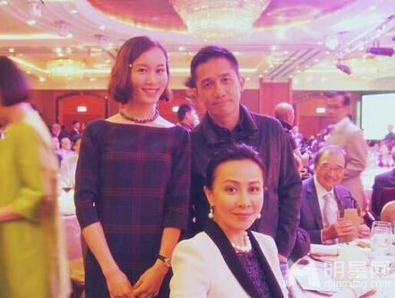 刘嘉玲梁朝伟甜蜜相伴  和睦夫妻情羡煞旁人