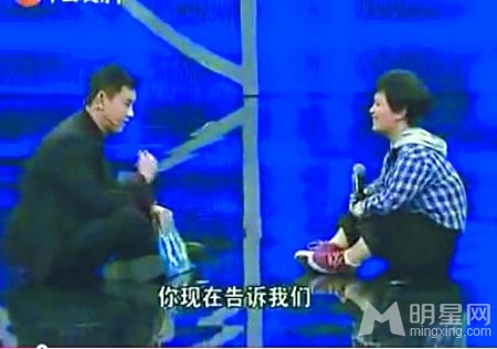 《职来职往》主持人与求职者席地而坐