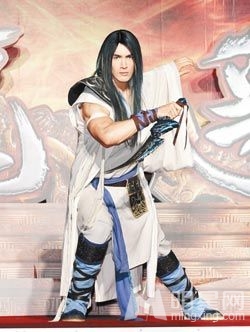 锦荣昨穿古装吊钢丝，他说下半身不舒服 图片来源：台湾“中国时报”