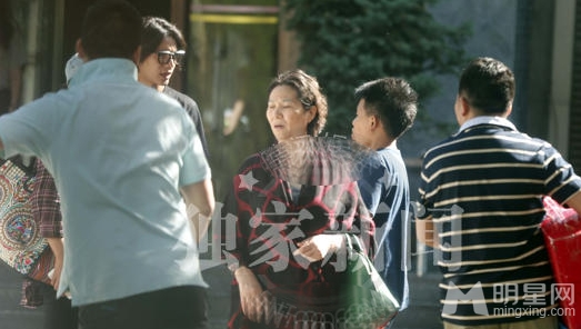 陈坤携子与友人用餐 男神私生活备受关注