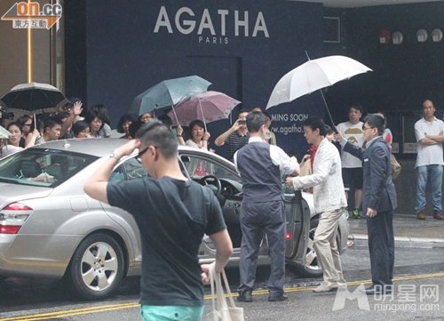 郑少秋捞金完毕获众人撑伞 不拒粉丝合影显亲民