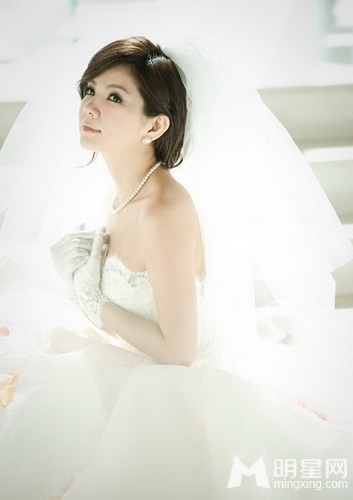 Ella与未婚夫婚照再曝光 不急造人两年后当妈