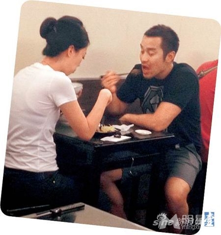 张孝全被拍与前女友Crystal一同吃面，互动如同老夫老妻