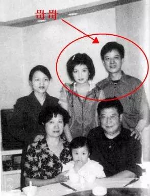 赵薇和哥哥旧照