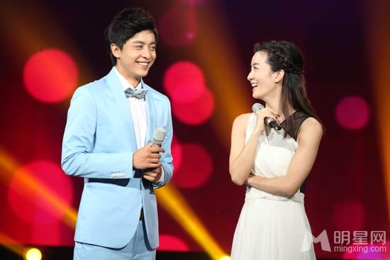 李佳航成功求婚李晟 甜蜜婚礼备受期待