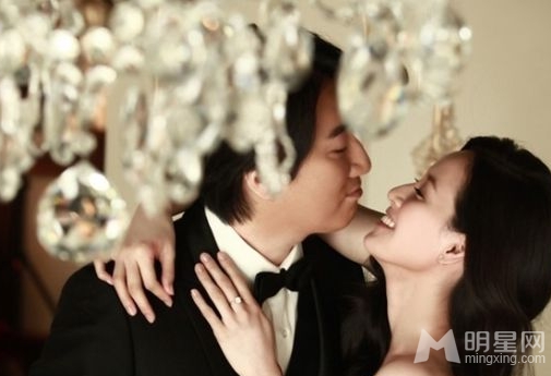陈冠宇曾恺玹曝婚纱照 深情对视幸福爆棚