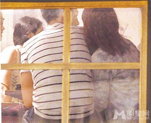 萧亚轩撒娇依偎男友柯震东 深情凝望举动亲密