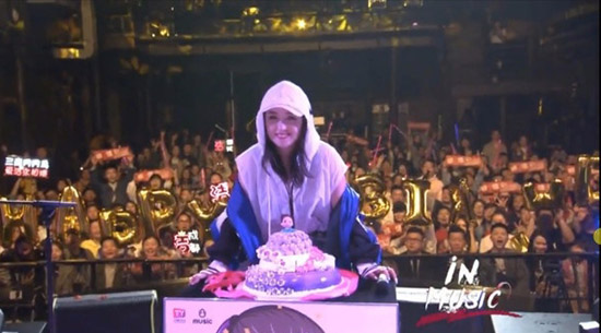 何洁音乐会上介绍刁磊:上热搜的鼓手老师