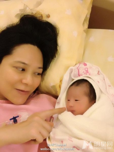 港媒曝光郭羡妮与新生女儿照