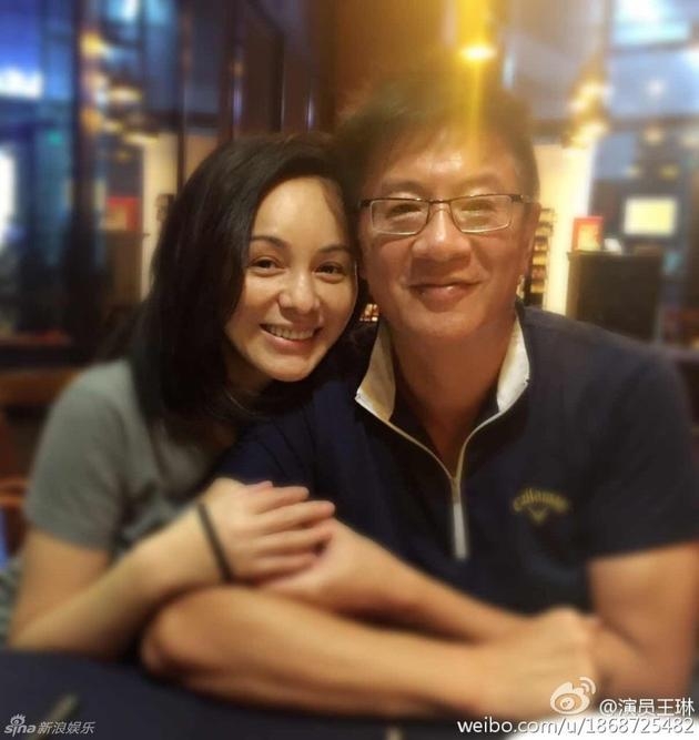 王琳曾在微博晒出与该男子的亲密合照