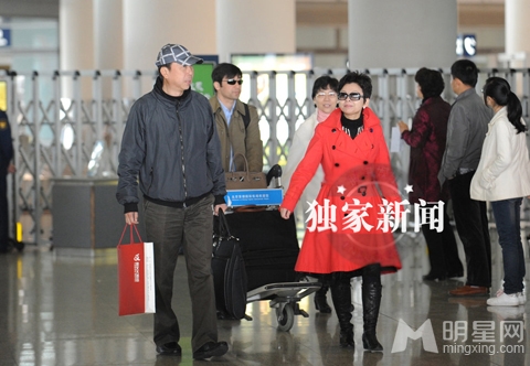 董文华冯巩两人同行回京 笑容甜美心情大好