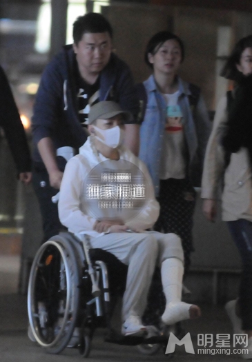 宋丹丹受伤入院 行动艰难众人贴身服侍
