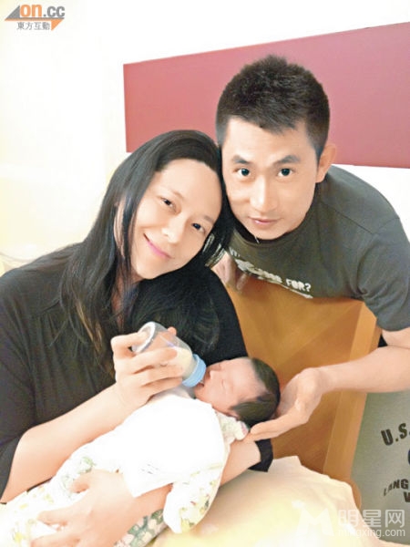 朱少杰放下工作，陪伴太太一起照顾女儿