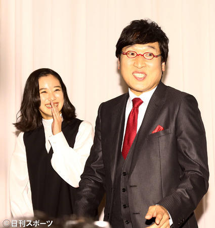 苍井优和山里亮太出席结婚记者见面会