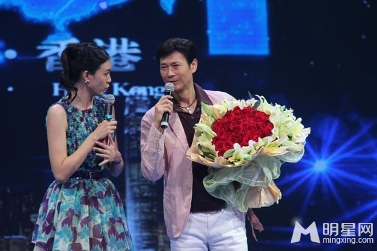  郑少秋重事业不顾家惹争议  洪辰幸福披婚纱
