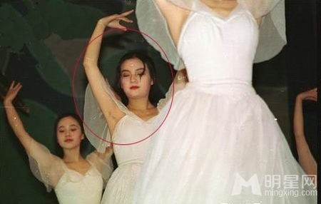 赵薇17年前肥胖露腋毛照曝光 曾是三线女配角