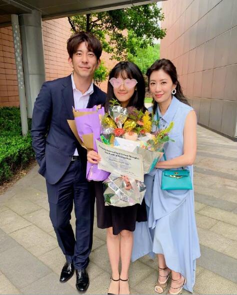 贾静雯出席女儿毕业礼 与前夫离婚9年后首同框