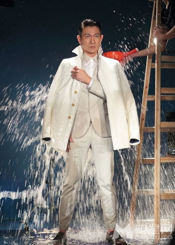 刘德华上演湿身诱惑 巡演舞台炫丽夺目
