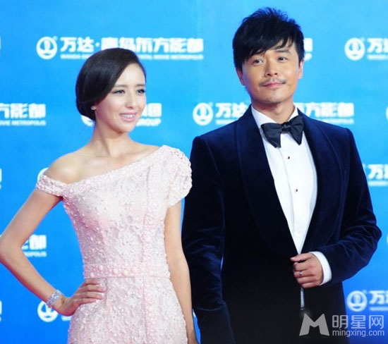 陈思成佟丽娅当众秀甜蜜 疑两人婚期将近