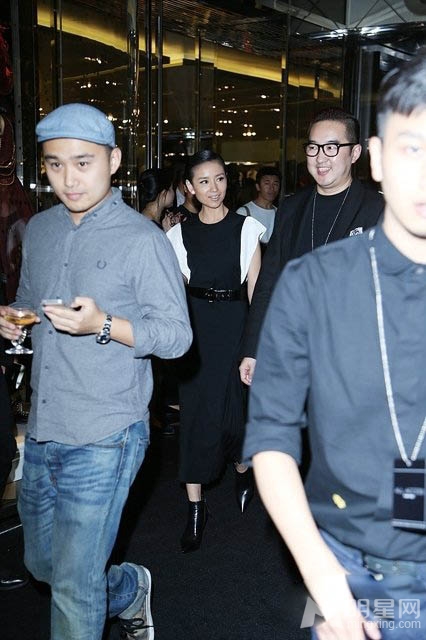 董洁竹竿身形出席活动 劲爆装扮登台惊吓观众