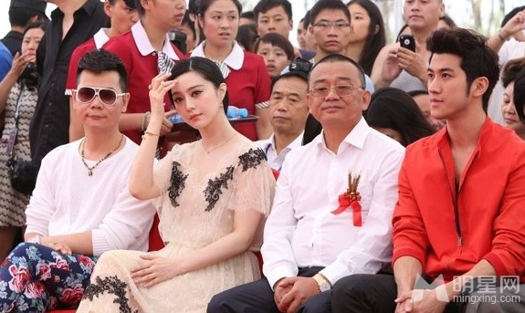 女神范冰冰现身现场失控 天价包机被批奢侈