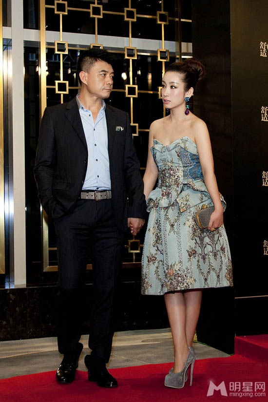 王新军秦海璐牵手秀恩爱 两人受访自爆婚期