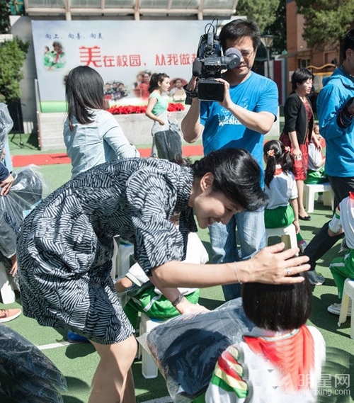 董卿周涛节日献爱心 与孩子们互动破不和传闻