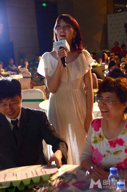 刘彦池低胸采访魅惑中年男 不惧王励勤会吃醋