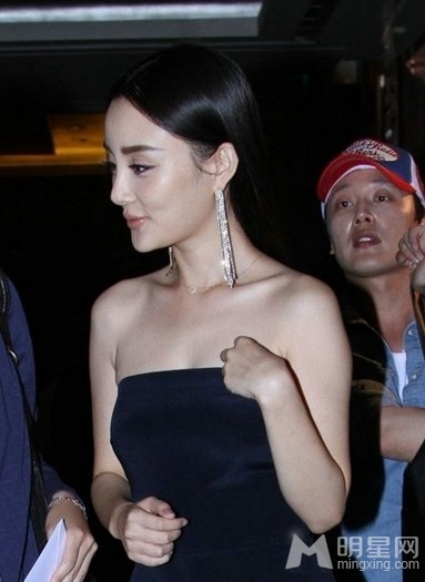 李小璐抹胸裙现身秀香肩 乳沟微露韵味浓