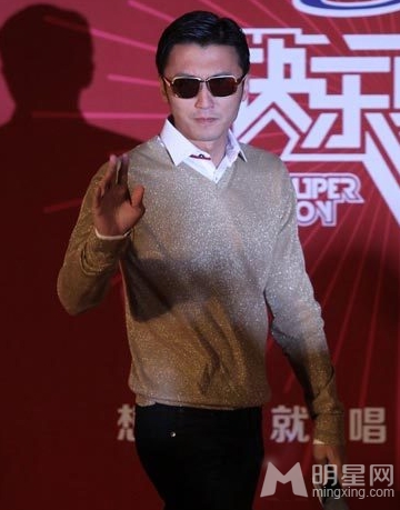 谢霆锋帅气现快乐男声发布会 魏晨唱功获赞扬